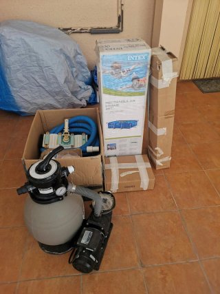 Piscina infantil azul y blanca con depuradora