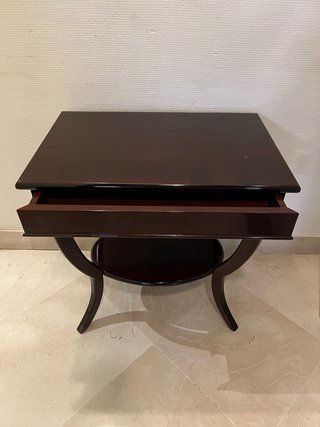 Mesa auxiliar de madera oscura