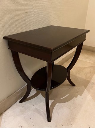 Mesa auxiliar de madera oscura