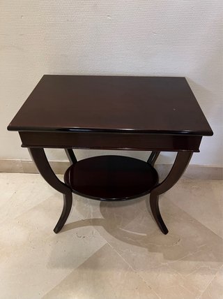 Mesa auxiliar de madera oscura