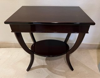 Mesa auxiliar de madera oscura