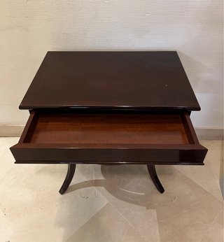 Mesa auxiliar de madera oscura