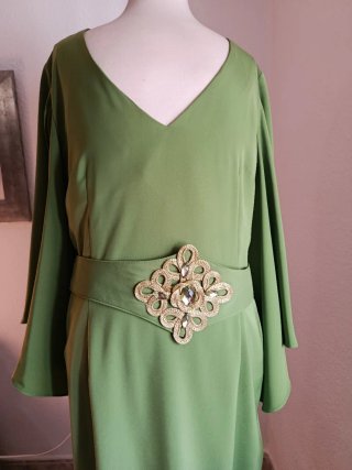 Vestido de fiesta verde con detalles dorados