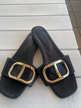 Sandalias Twinset negras con hebilla dorada