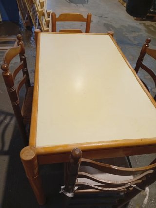 Mesa de cocina y 4 sillas