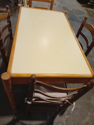 Mesa de cocina y 4 sillas