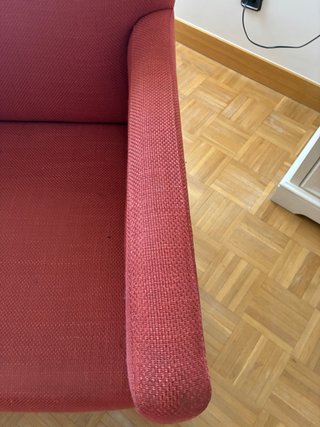 Butaca de tela roja, color teja.