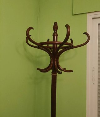 Perchero de madera estilo clásico