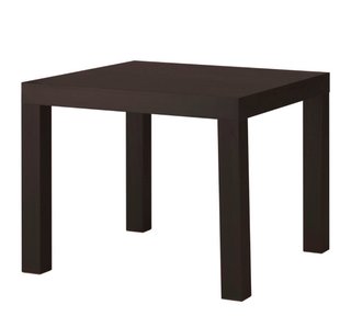 Mesa auxiliar LACK IKEA negro-marrón.