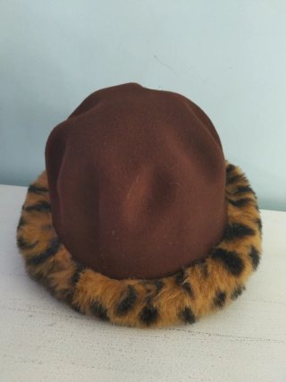 Sombrero de lana marrón con estampado animal