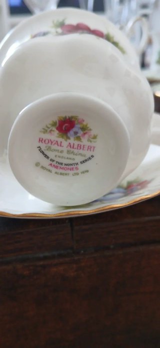 Juego de café correspondiente al mes. Faltan dos t