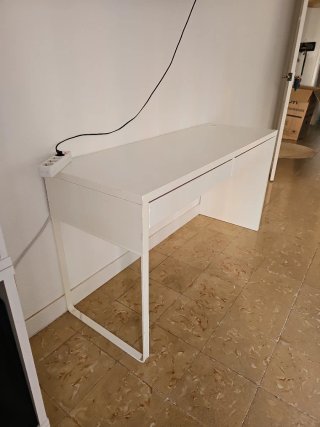 Escritorio blanco con cajones