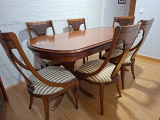 Comedor de madera con sillas tapizadas