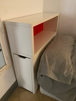 Mueble auxiliar blanco y rojo para la cama