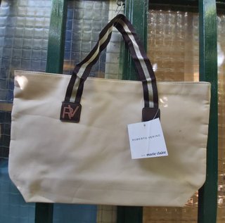 Bolso Roberto Verino impermeable beige.