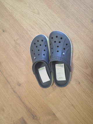 Zuecos Crocs Grises