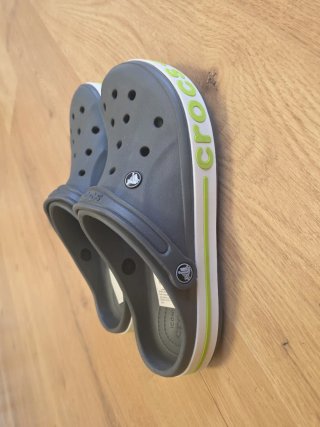 Zuecos Crocs Grises