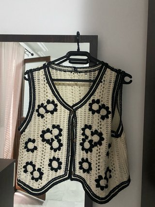 Chaleco crochet flores beige y negro