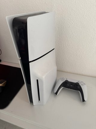 PlayStation 5 con mando y cables