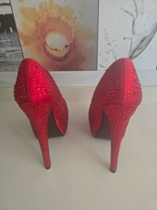Zapatos de tacón rojos con pedrería
