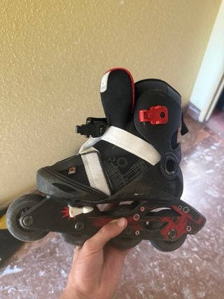 Patinetes en línea negros y rojos