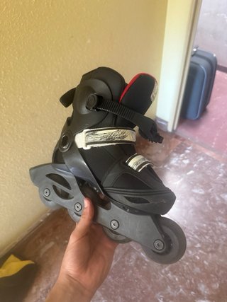 Patinetes en línea negros y rojos
