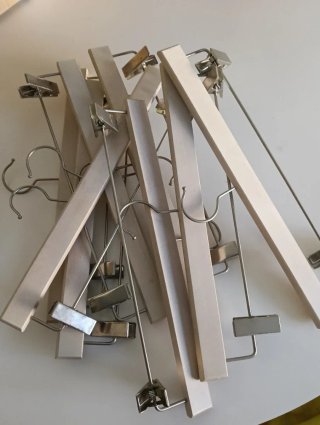 Perchas de madera y metal para pantalones