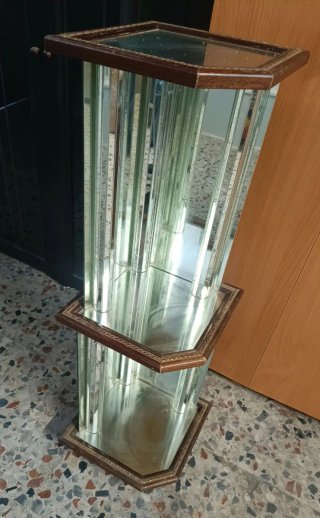 Vitrina de espejo de madera y cristal