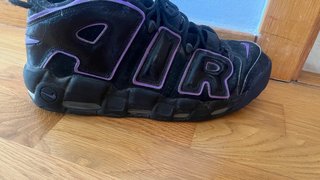 Nike Air More Uptempo negras y moradas