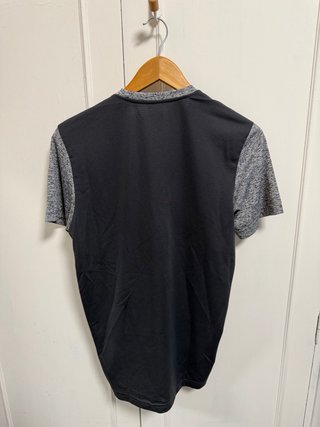 Camiseta Adidas gris deportiva