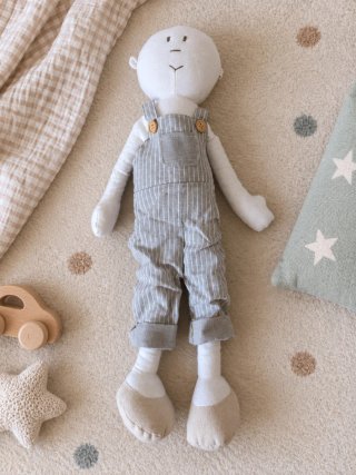 Muñeco de tela con peto a rayas