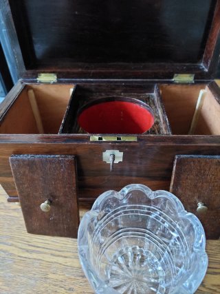 Caja de té antigua de madera