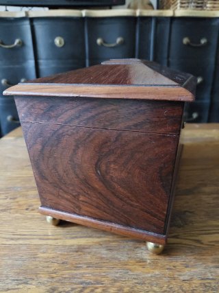 Caja de té antigua de madera