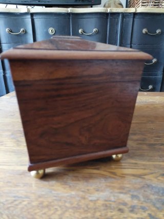 Caja de té antigua de madera