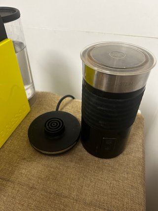 Cafetera Nespresso con espumador