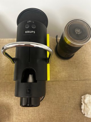 Cafetera Nespresso con espumador