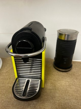 Cafetera Nespresso con espumador