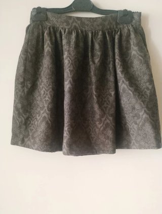 Falda corta estampada gris
