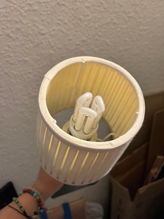 Lámpara de mesa beige y negra