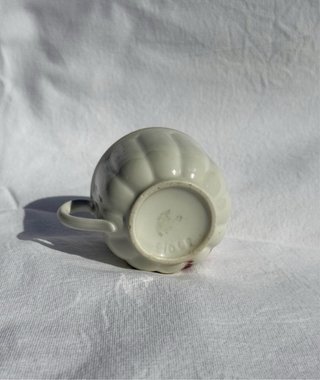 Taza de porcelana con flores