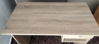 Escritorio de madera con cajón y estante