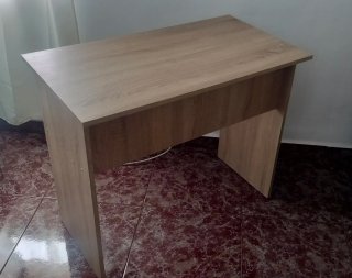 Escritorio de madera con cajón y estante