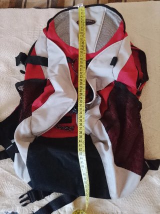 Mochila de montaña gris y roja