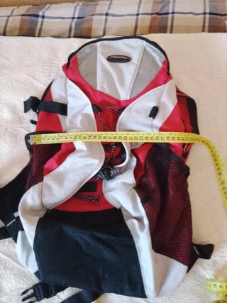 Mochila de montaña gris y roja
