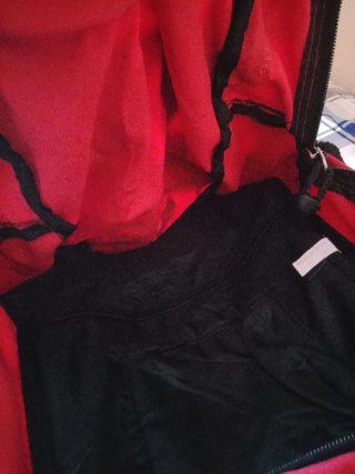 Mochila de montaña gris y roja