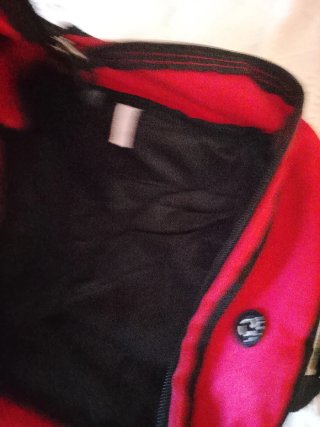 Mochila de montaña gris y roja