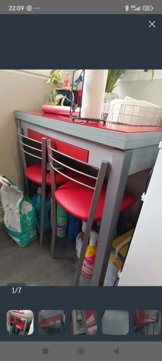 Mesa y sillas de cocina rojas
