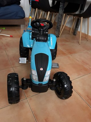 Tractor de pedales azul para niños