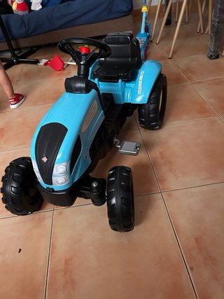 Tractor de pedales azul para niños