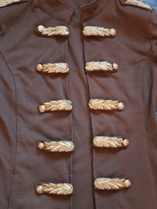 Chaqueta militar húsar caqui con adornos dorados